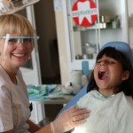 Dr Świderska udziela leczenia stomatologicznego małemu pacjentowi z domu dziecka z Armenii