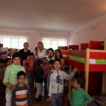 Dr Dżulietta Kiworkowa wraz z dziećmi z domu dziecka z Armenii