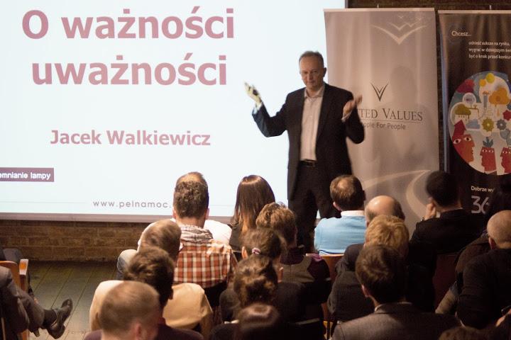 Aby zapalać innych samemu trzeba płonąć”- to słowa jednego z najlepszych polskich mówców i trenerów motywacyjnych - Jacka Walkiewicza