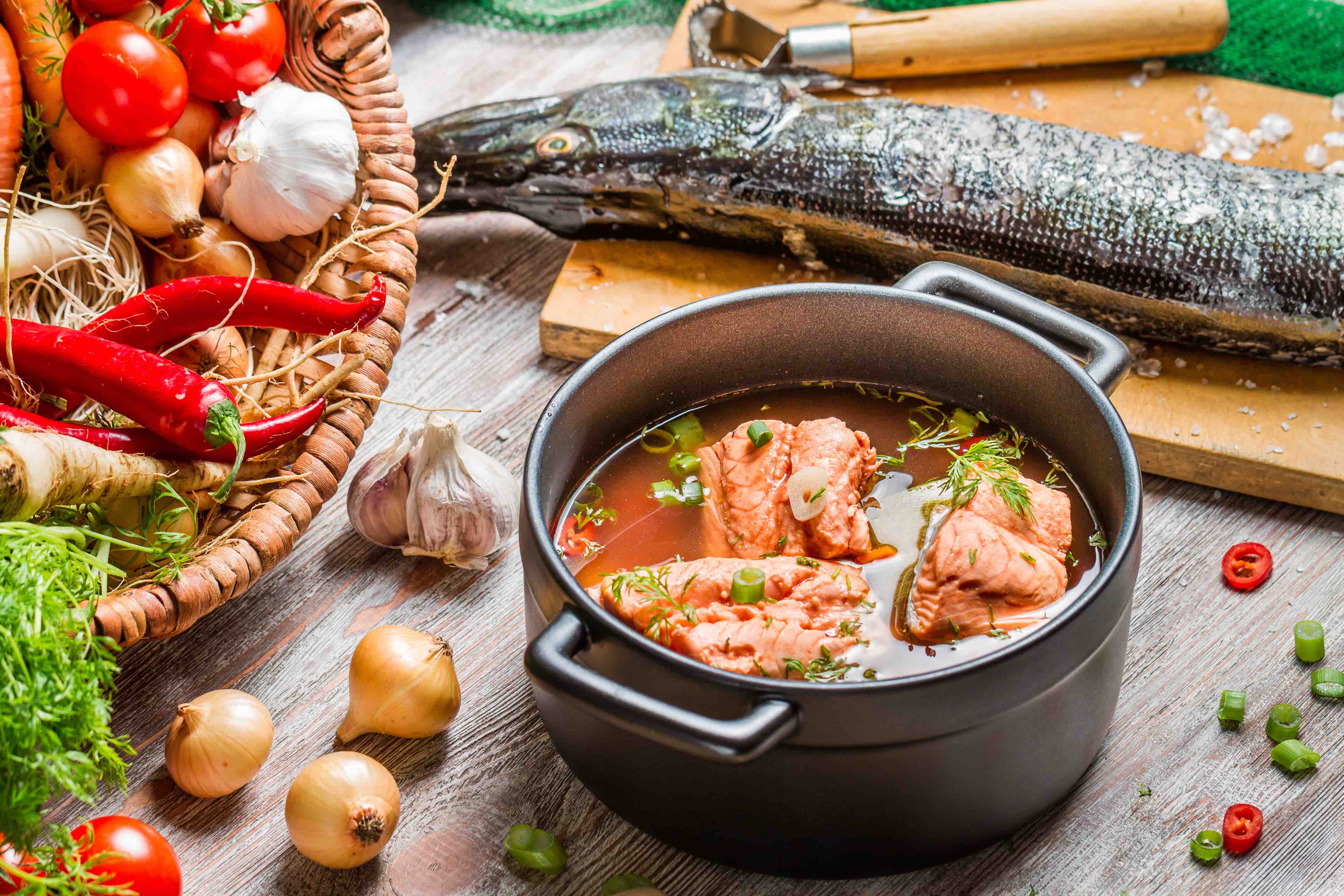 Sprawdź przepisy na zupy wigilijne popularne w różnych regionach Polski!