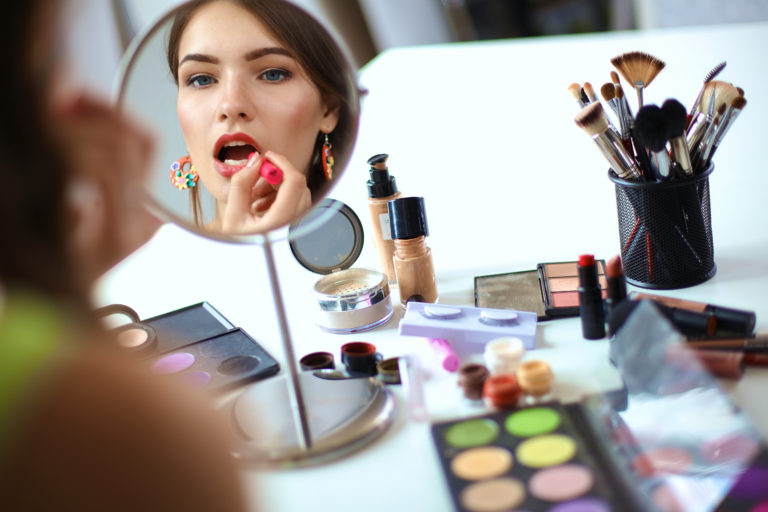 Jak wykonać ładny makijaż dzienny podstawowymi kosmetykami?
