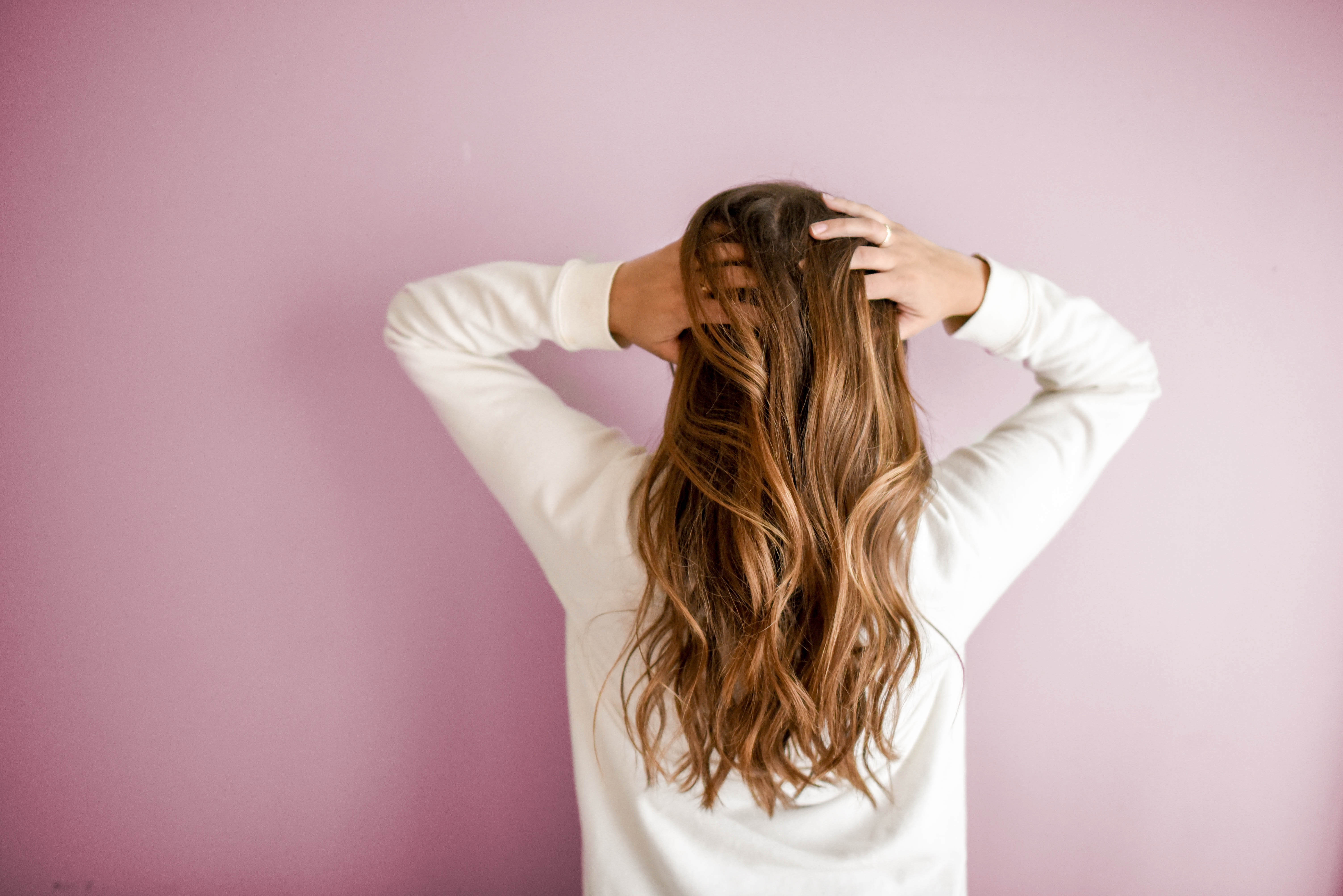 Jak jakość snu wpływa na włosy?