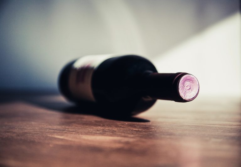 Jak przechowywać wino w domu?