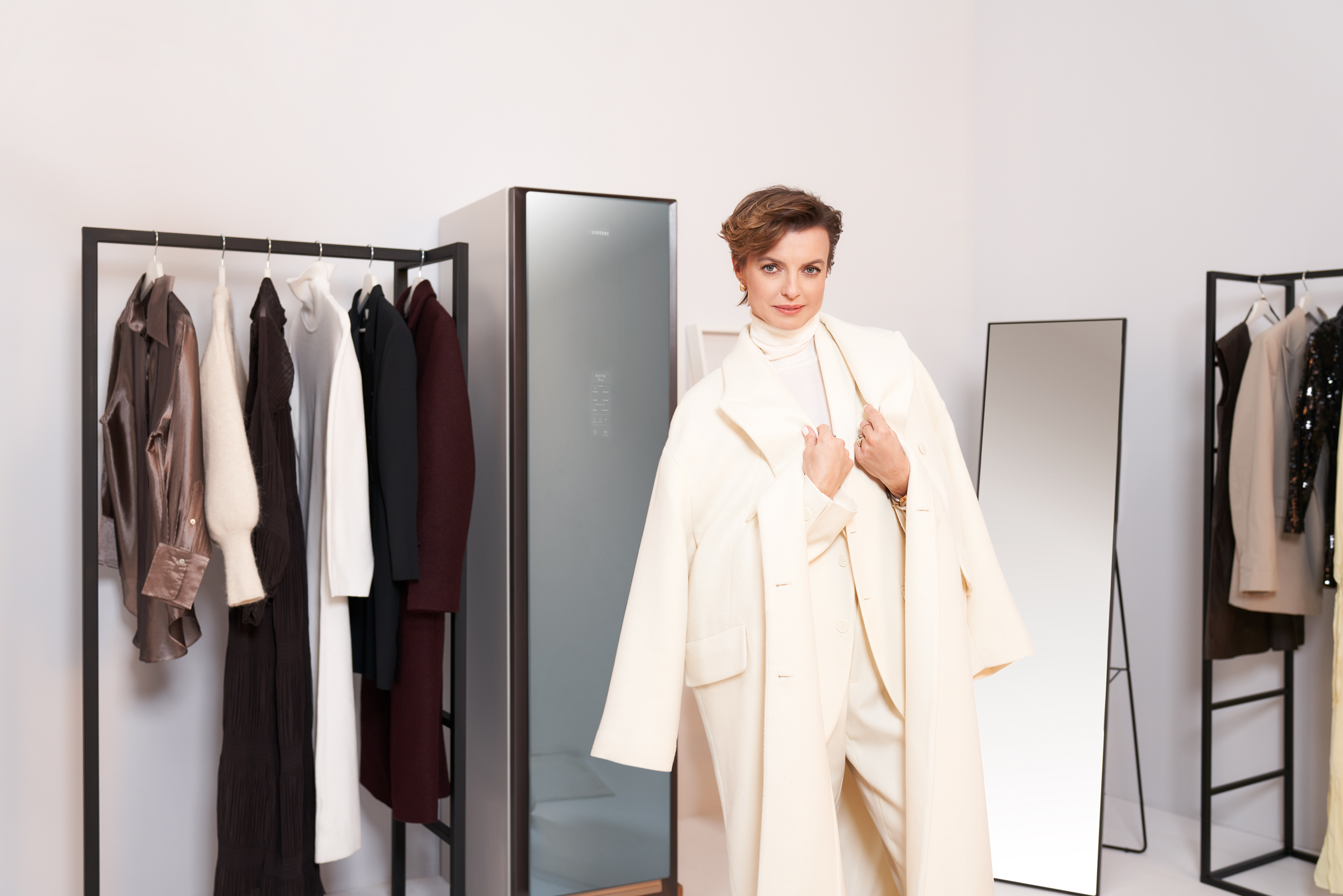 Gotowa na całe spektrum możliwości: Kasia Sokołowska ambasadorką szafy odświeżającej ubrania Samsung AirDresser