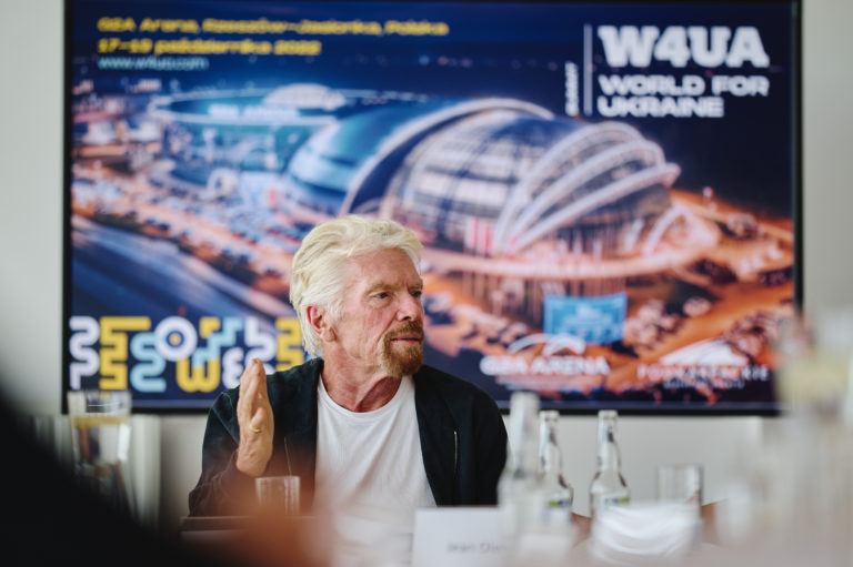 Richard Branson spotkał się z organizatorami World For Ukraine Summit 2022