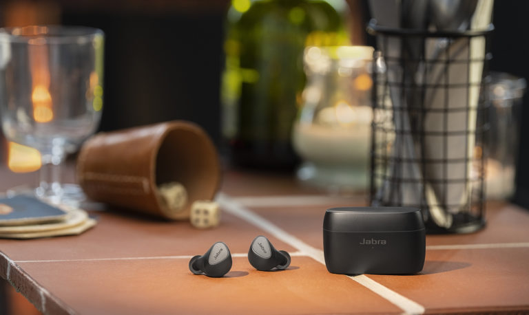 Dzwoń, bądź w kontakcie i słuchaj muzyki bez ograniczeń dzięki nowym słuchawkom dousznym true wireless Jabra Elite 5