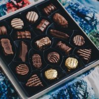 Genialne prezenty dla firm na święta – skomponuj z nami czekoladowy kosz upominkowy!