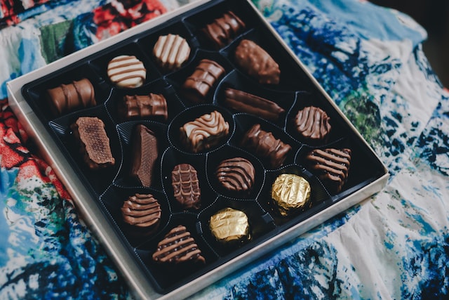 Genialne prezenty dla firm na święta – skomponuj z nami czekoladowy kosz upominkowy!