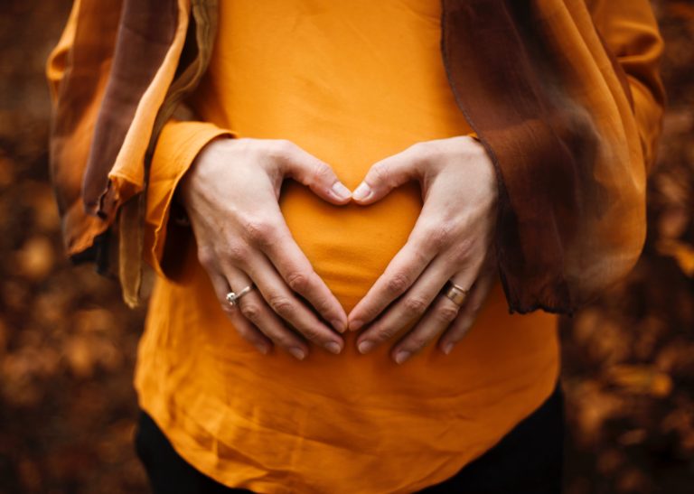 Witaminy po porodzie i dla kobiet w ciąży - jaka jest właściwa suplementacja?