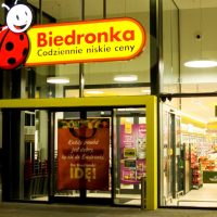 Od zamknięcia do otwarcia: czego nie widzisz w Biedronce, kiedy sklep jest zamknięty