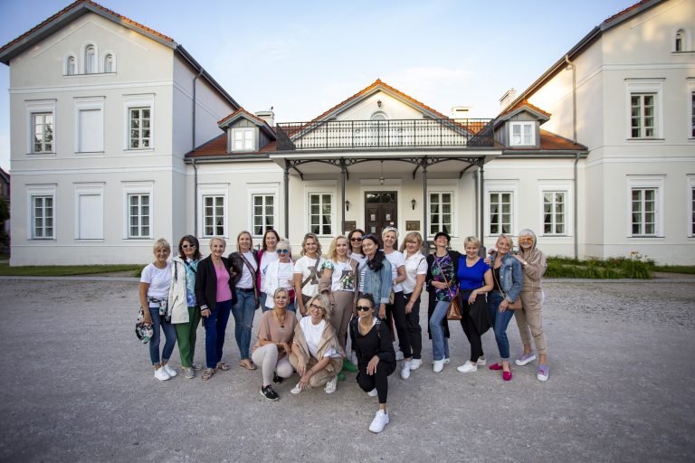 Pałac i Folwark Łochów to idealne miejsce na integrację oraz spotkania w gronie m.in. aktywnych społecznie kobiet!