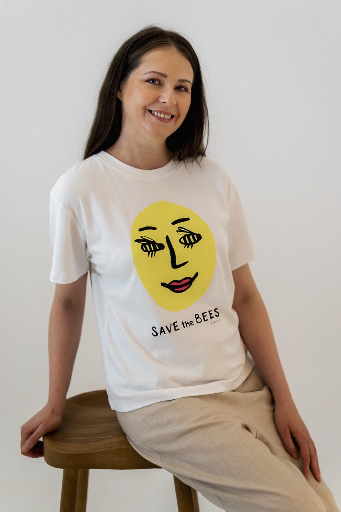 <strong>Marka Bynamesakke połączyła siły z artystką Natalią Olbiński. Powstał niezwykły T-shirt, który wspiera dzikie pszczoły</strong>