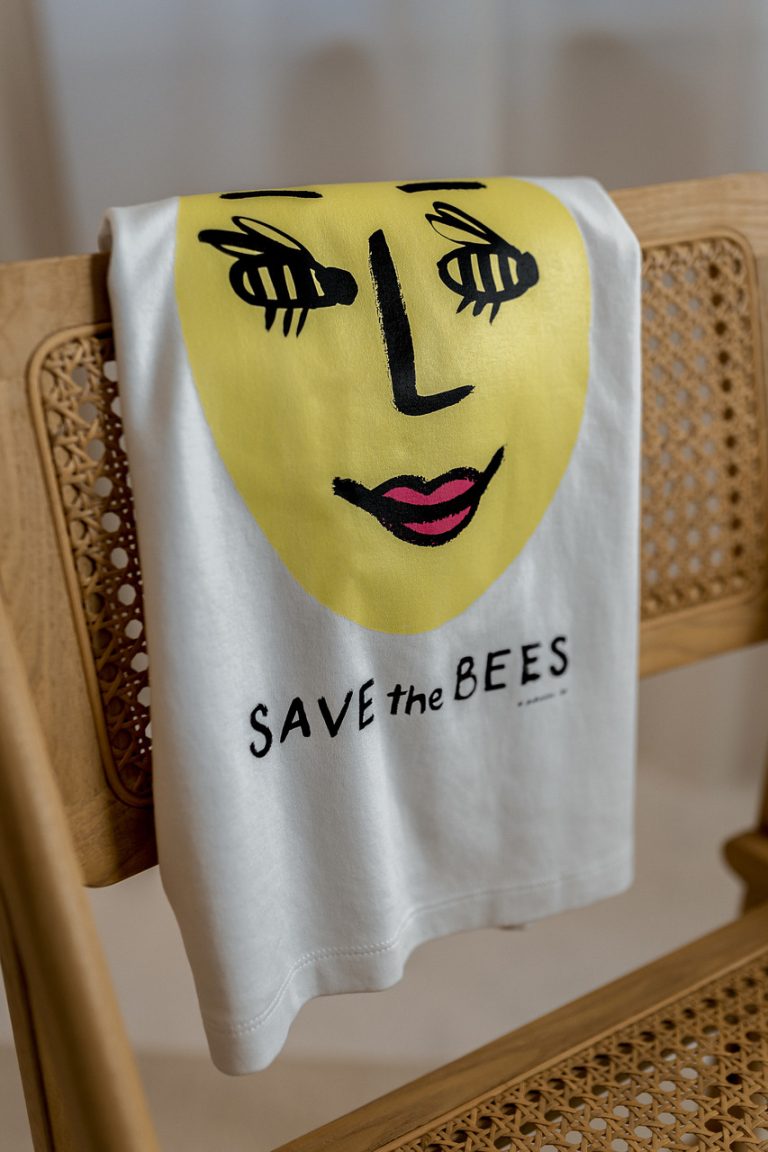 <strong>Marka Bynamesakke połączyła siły z artystką Natalią Olbiński. Powstał niezwykły T-shirt, który wspiera dzikie pszczoły</strong>