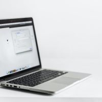 Laptop poleasingowy – co to znaczy i czy warto w niego inwestować?