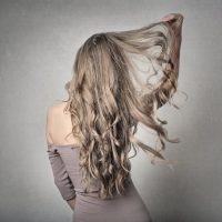 Jak wybrać idealne włosy clip-in: Przewodnik krok po kroku.