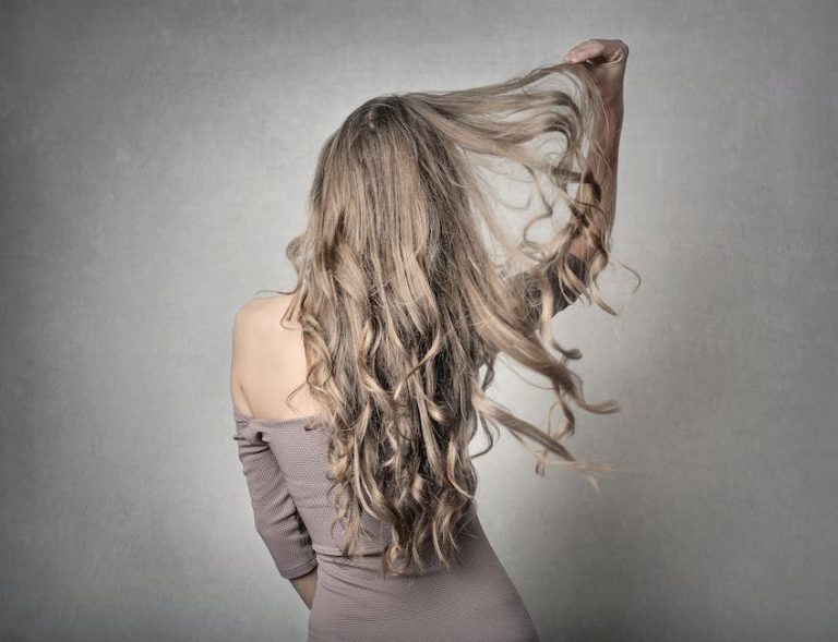 Jak wybrać idealne włosy clip-in: Przewodnik krok po kroku.