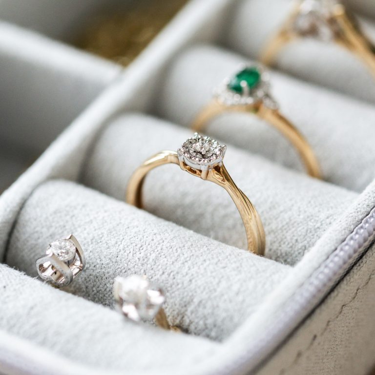 Jak dbać o pierścionki, by zachowały swój blask na lata?