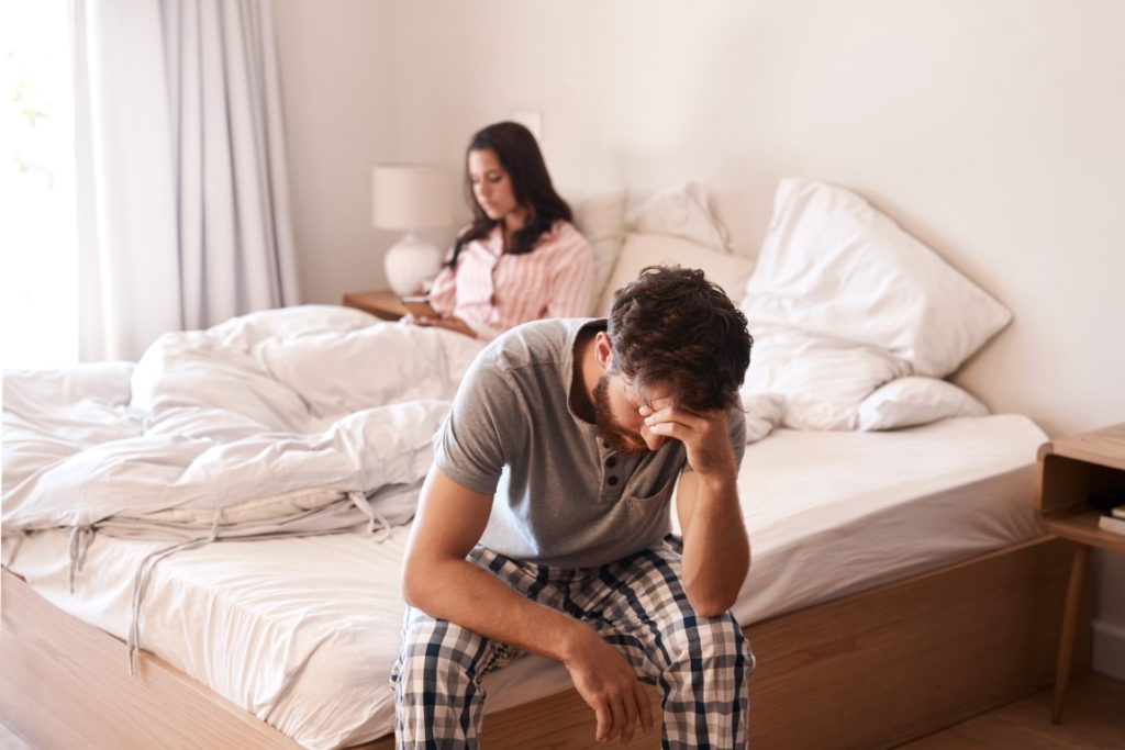 Kryzysowy czas w łóżku: skąd się bierze i jak sobie z nim radzić?