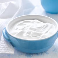 Naturalny jogurt Activia z miliardem bakterii probiotycznych i wapniem – poznaj 3 korzyści Activia: zdrowie jelit, komfort trawienia i dobre samopoczucie