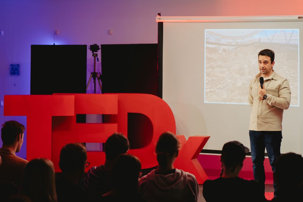 Za nami konferencja TEDx Kamionek | Beyond Boundaries : Ai, Art & Architecture podczas wystawy Artintell w warszawskiej Hali Koszyki.