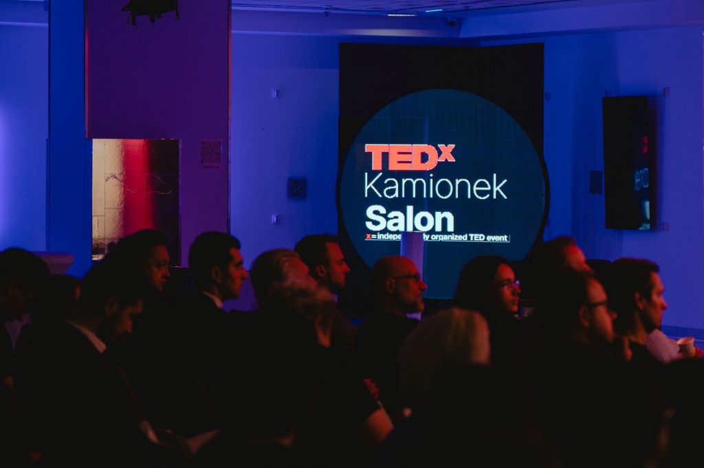 Za nami konferencja TEDx Kamionek | Beyond Boundaries : Ai, Art & Architecture podczas wystawy Artintell w warszawskiej Hali Koszyki.