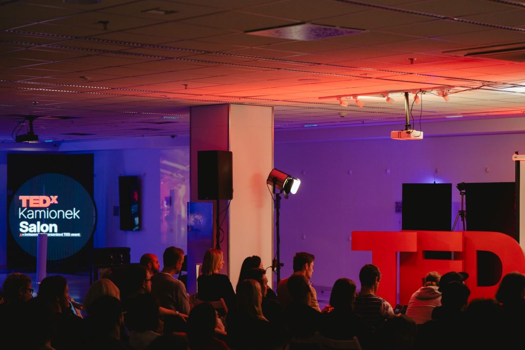 Za nami konferencja TEDx Kamionek | Beyond Boundaries : Ai, Art & Architecture podczas wystawy Artintell w warszawskiej Hali Koszyki.